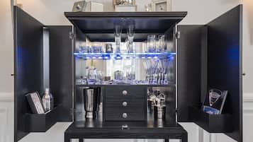 "Platinum" Luxury Apartment Double Bed with Double Walk-in Shower | Minibar