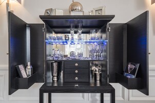 "Platinum" Luxury Apartment Double Bed with Double Walk-in Shower | 迷你吧