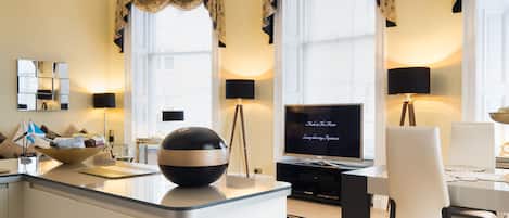 "Sheer Luxe" Luxury Apartment King Bed with Bath & Shower | 1 quarto, roupas de cama de algodão egípcio, roupas de cama premium