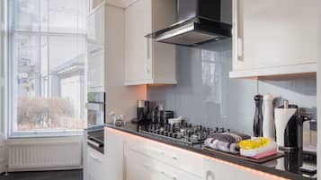 "Platinum" Luxury Apartment Double Bed with Double Walk-in Shower | Bếp riêng | Tủ lạnh, lò vi sóng, lò nướng, bếp nấu