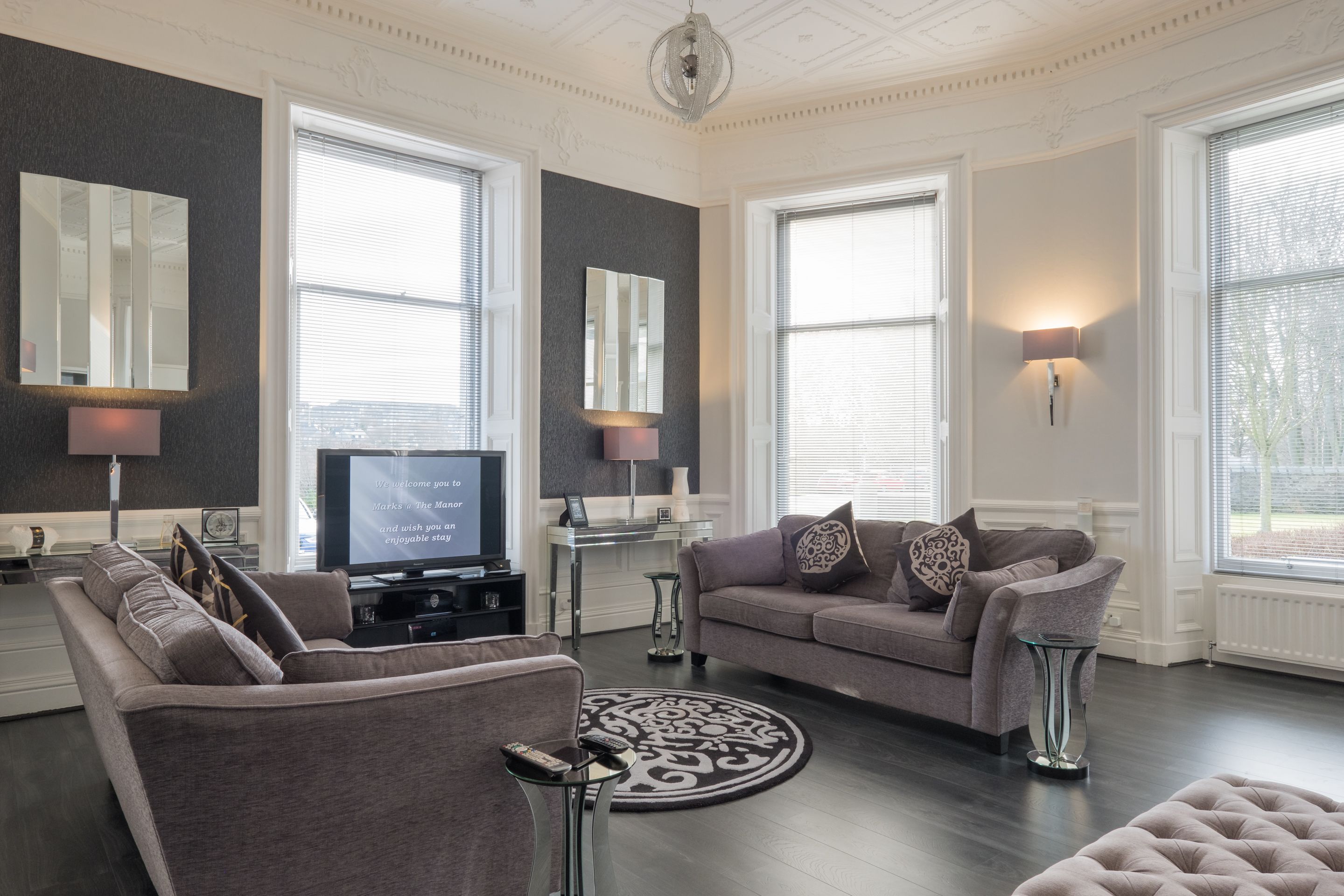 "Platinum" Luxury Apartment Double Bed with Double Walk-in Shower | Khu phòng khách | TV màn hình phẳng 55-inch có truyền hình vệ tinh, Smart TV, Netflix 