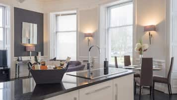 "Platinum" Luxury Apartment Double Bed with Double Walk-in Shower | Private kitchen