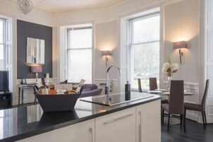 Refrigerador con freezer, microondas, horno, placa de cocina