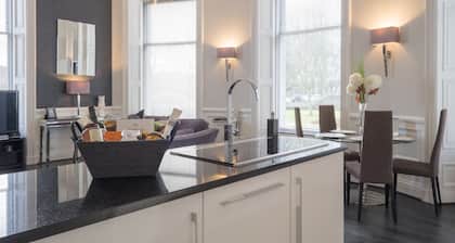 Marks At The Manor Luxury Riverside Apartments - Sleeps up to 4, with Parking and Sky TV