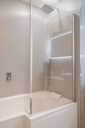 "Sheer Luxe" Luxury Apartment King Bed with Bath & Shower | 浴室淋浴