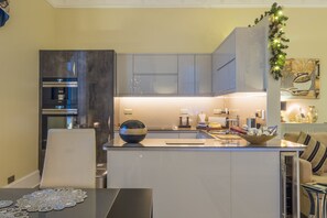 "Sheer Luxe" Luxury Apartment King Bed with Bath & Shower | 1 개의 침실, 이집트산 면 시트, 고급 침구, 오리/거위털 이불