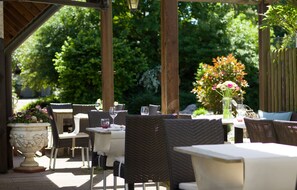 Breakfast, lunch, dinner served; local and international cuisine - Maien Hotel & Restaurant (Loerrach)