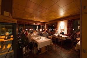 Breakfast, lunch, dinner served; local and international cuisine