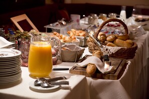 Tägliches Frühstücksbuffet (5 EUR pro Person)