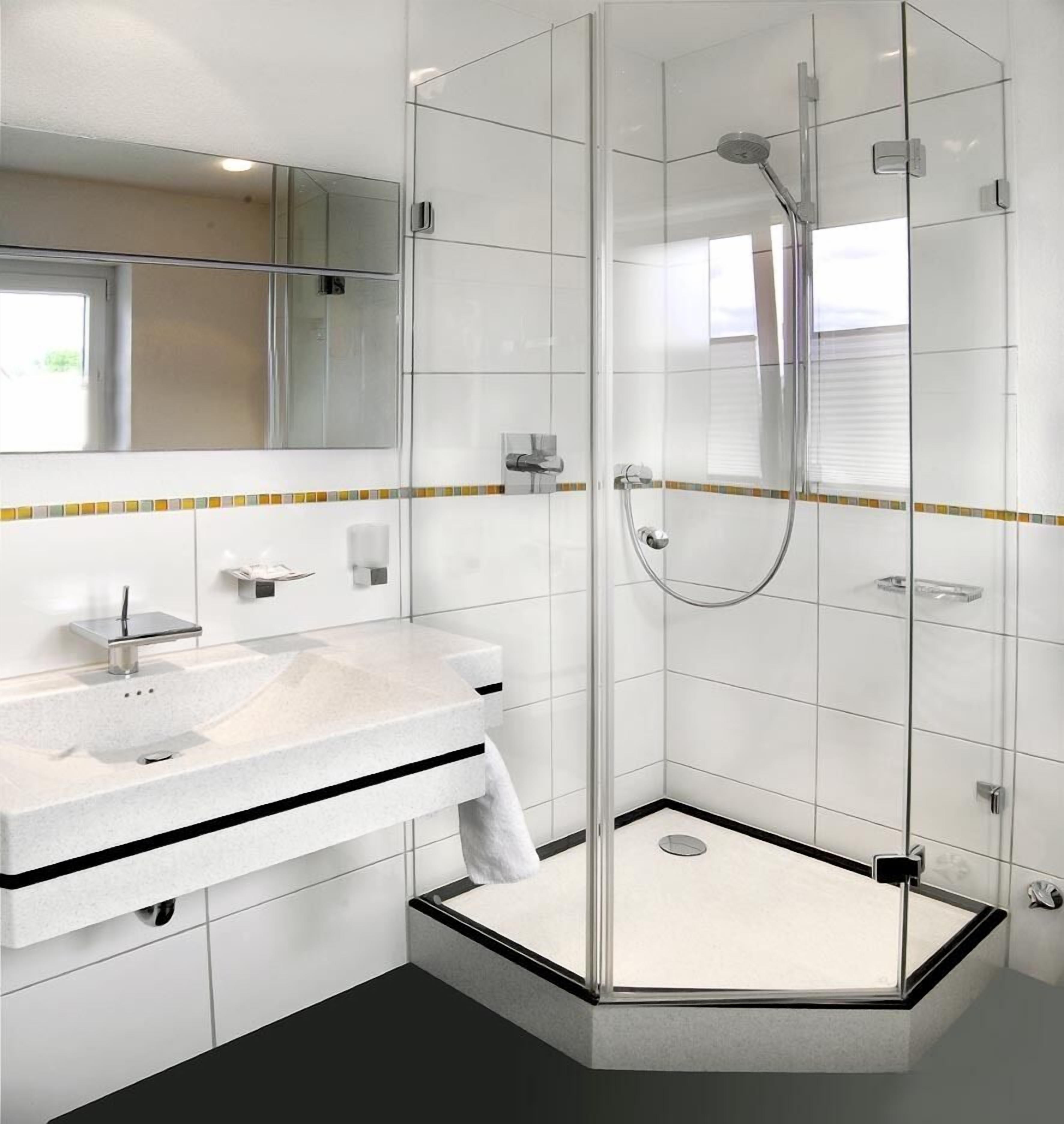 standard double or twin room | bathroom | shower, free toiletries, hair dryer, towels