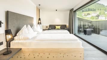 Suite Deluxe, 1 letto queen, non fumatori, vista giardino | Una cassaforte in camera, una scrivania, Wi-Fi gratuito