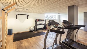 A gym with treadmills, a weight rack, and exercise balls. - Garni Hotel Pra Palmer (Castelrotto)