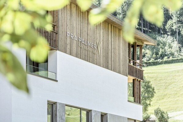En bygning med et skilt, hvor der står "PRADALMER E GREEN B&B".