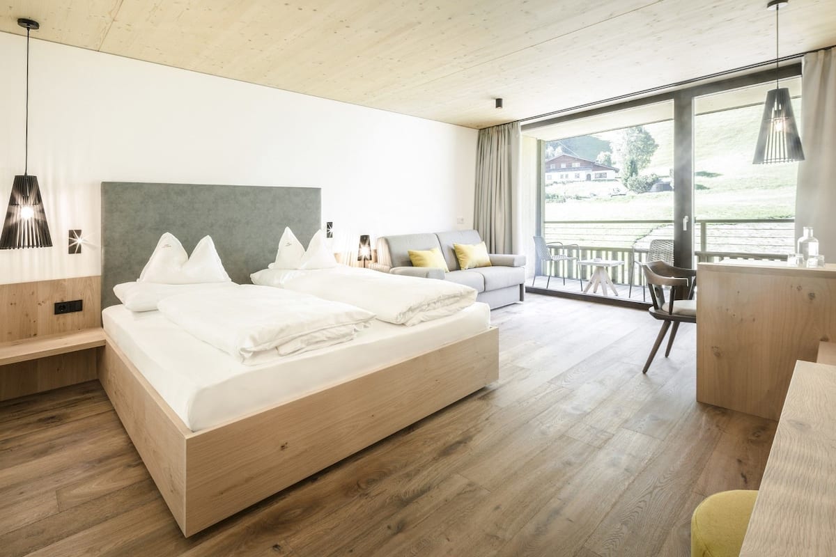 Suite Deluxe, 1 letto queen, non fumatori, vista giardino | 1 camera, una cassaforte in camera, con stile personalizzato