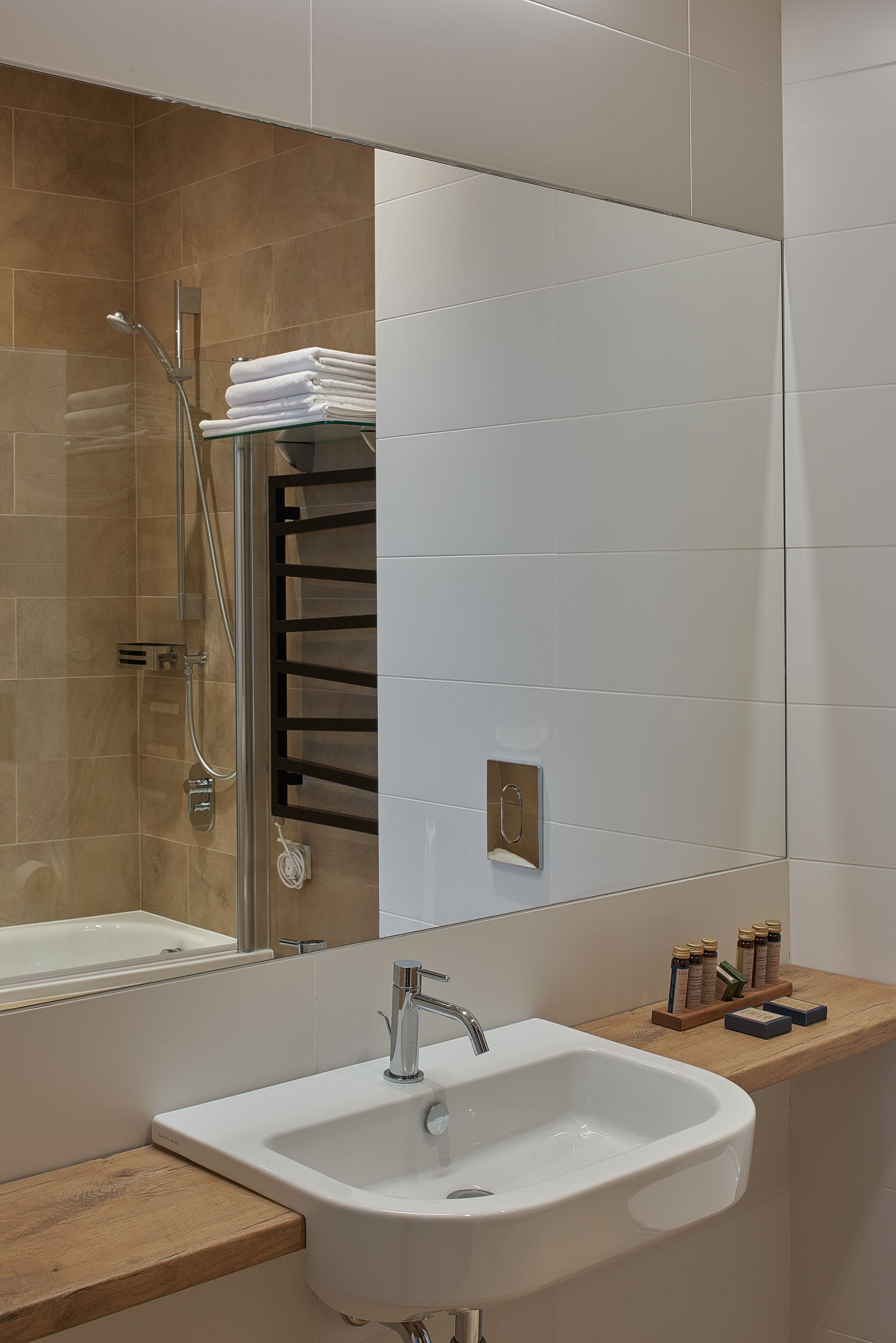 deluxe double room, 1 double bed, private bathroom | bathroom | shower, free toiletries, hair dryer, bathrobes