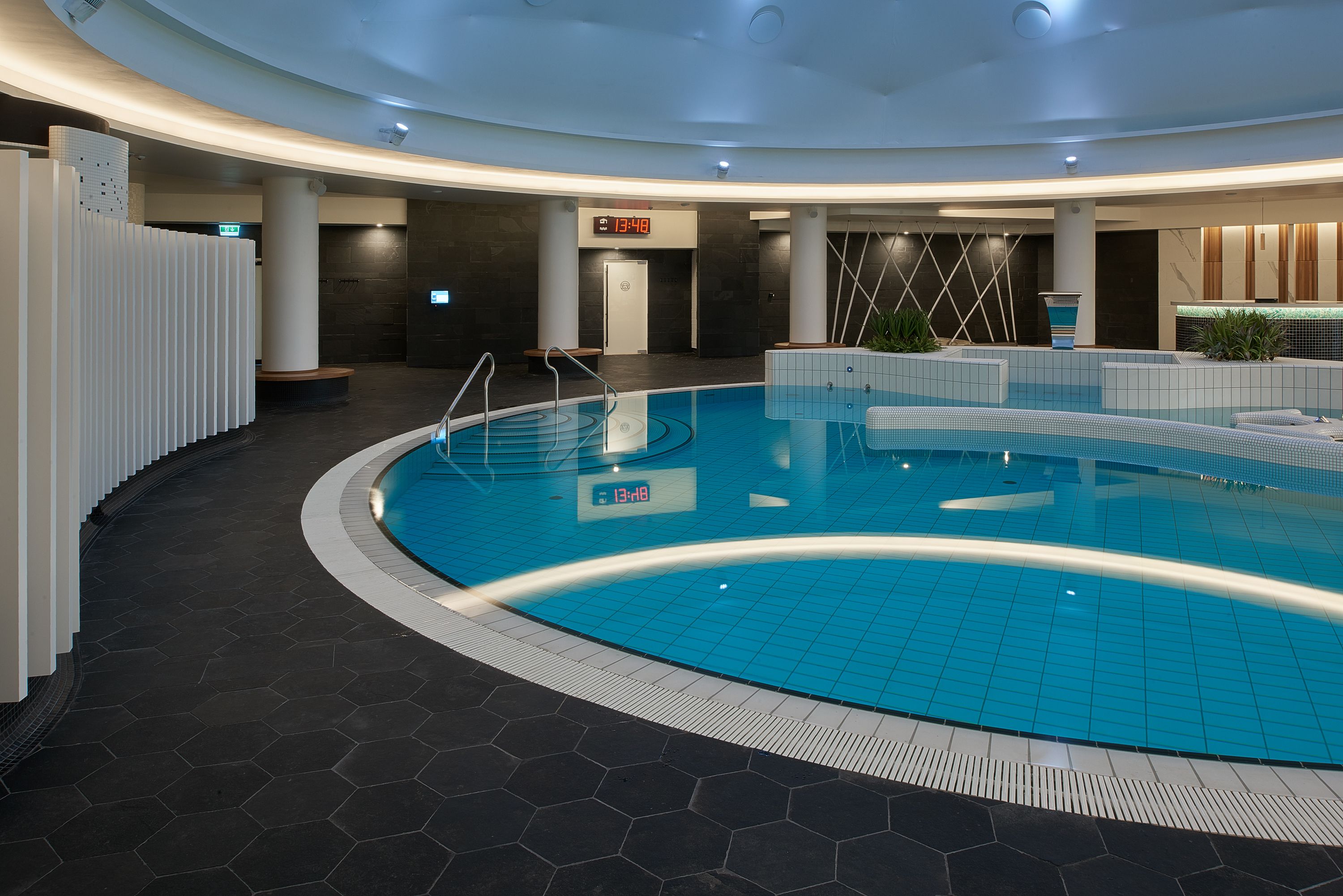 Piscine couverte, chaises longues