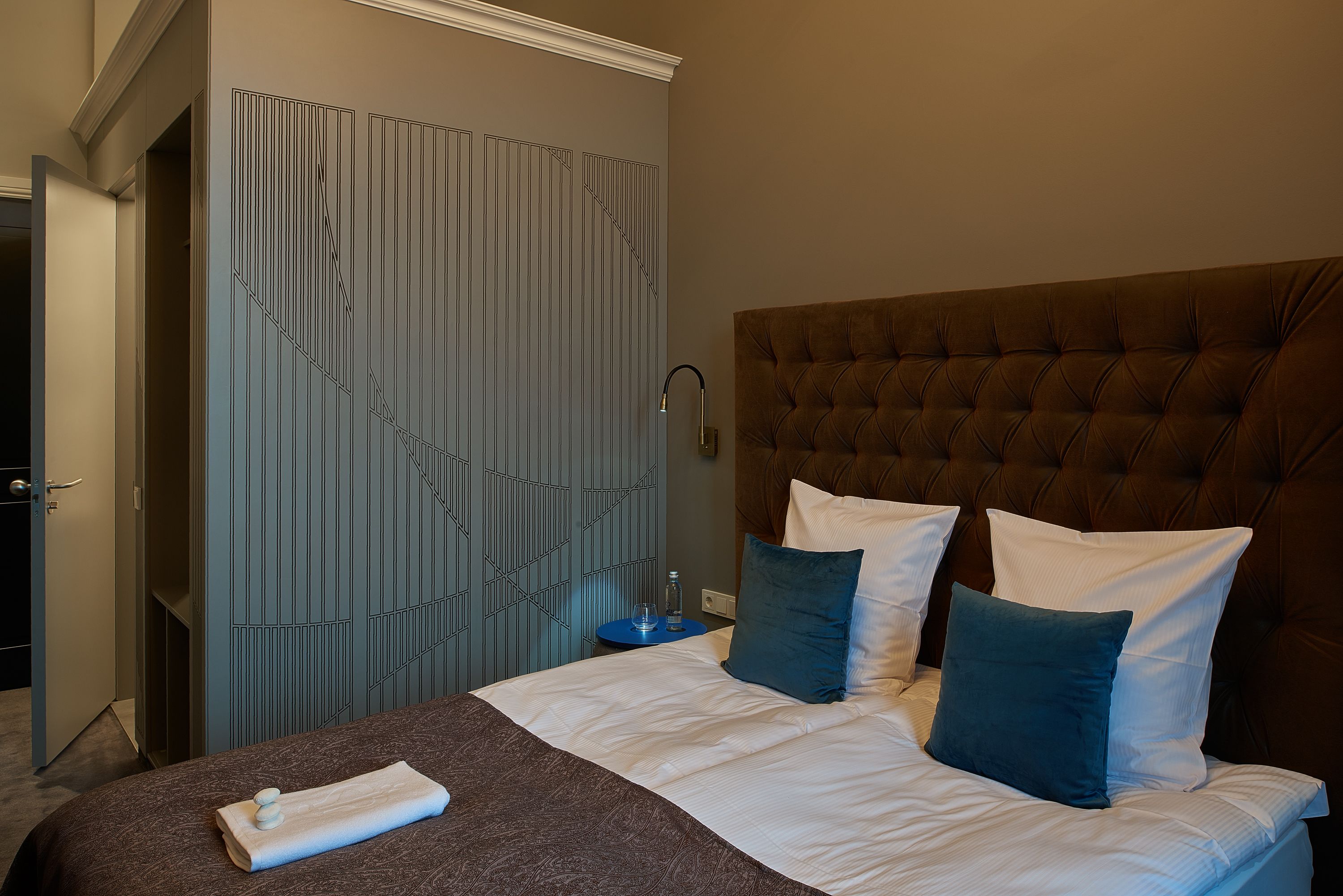 standard double room, 1 double bed, private bathroom | minibar, in-room safe, desk, free cots/infant beds