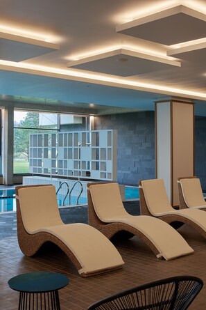 Piscine intérieure, chaises longues