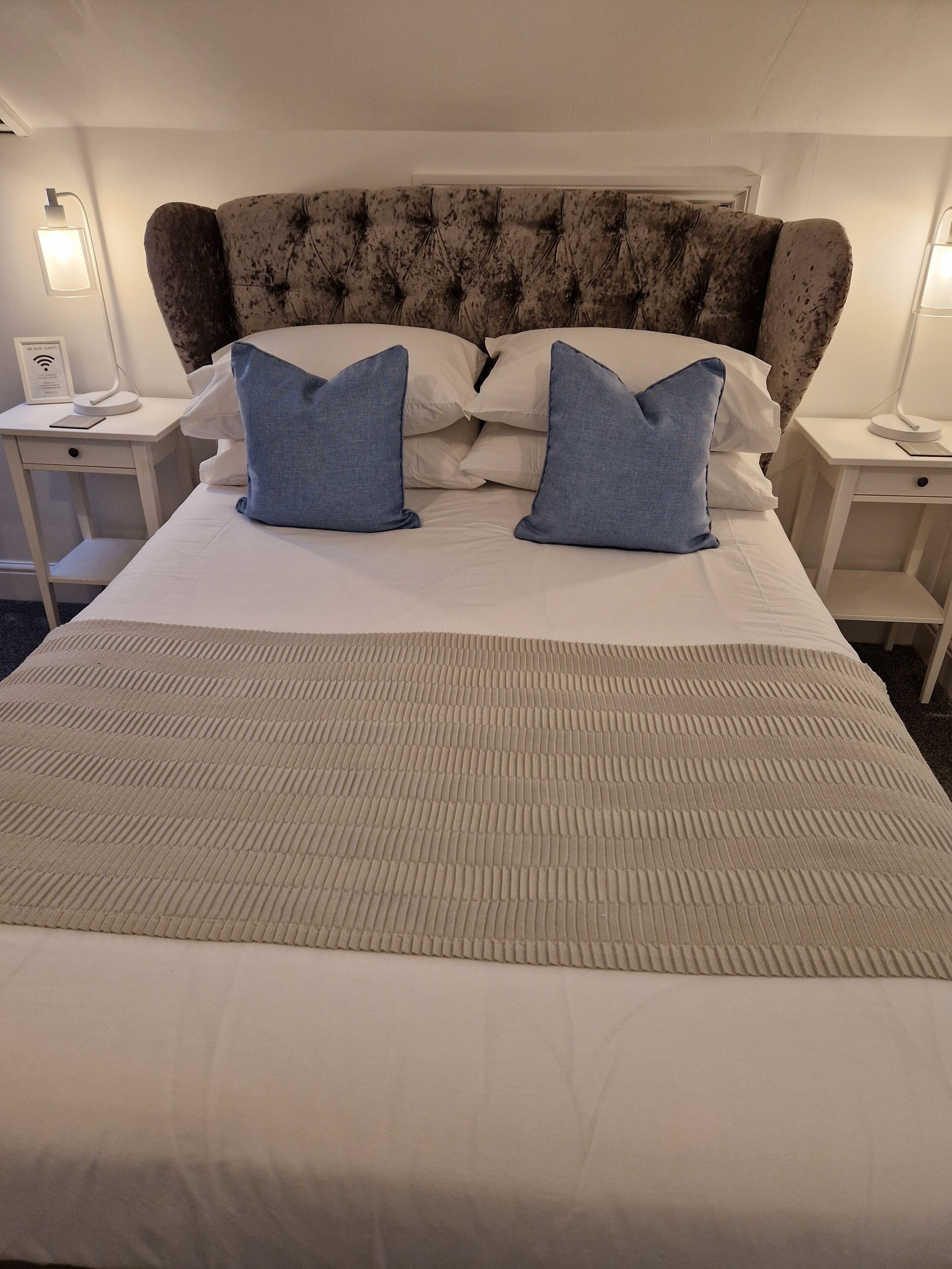 Dobbeltrom – basic | Individuelt dekorert, individuelt innredet og blendingsgardiner