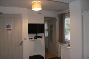 Twin En Suite, Ground Floor | 特色装修、特色家居、办公桌、遮光窗帘