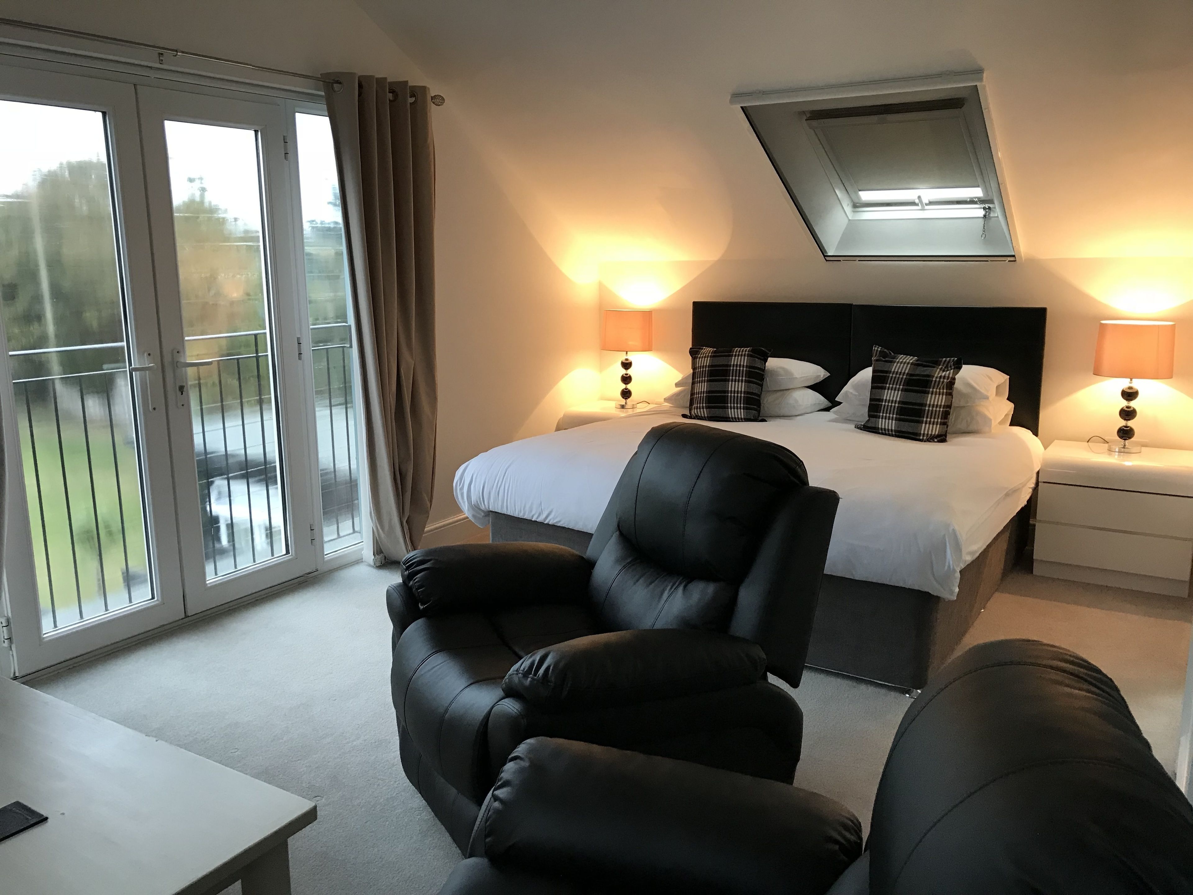 Super King En Suite, First Floor | Living area