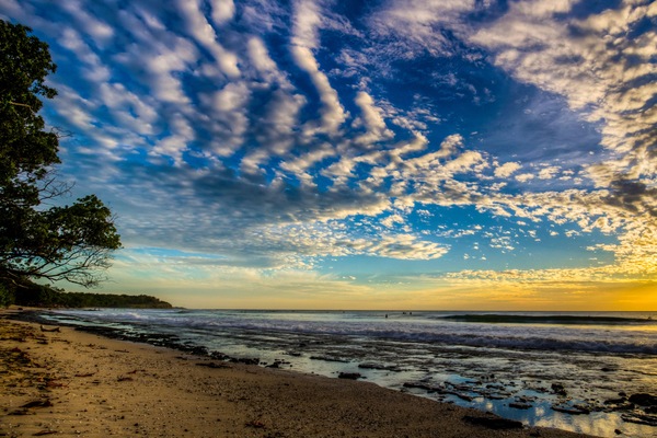 Na praia, areia branca