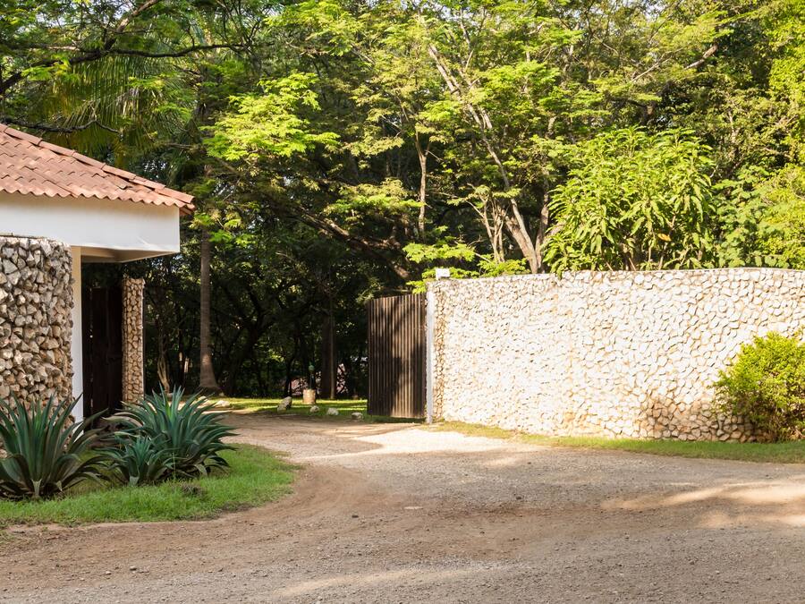 Un muro de piedra con un letrero que dice 'Carinasolas Hotel Bar Restaurante'.