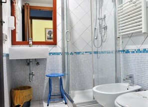 Quarto casal básico | Banheiro | Chuveiro, secador de cabelo, bidê, toalhas de banho