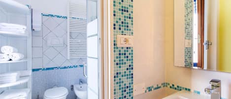 Basic-Vierbettzimmer, mit Bad (Quadrupla) | Badezimmer | Dusche, Haartrockner, Bidet, Handtücher