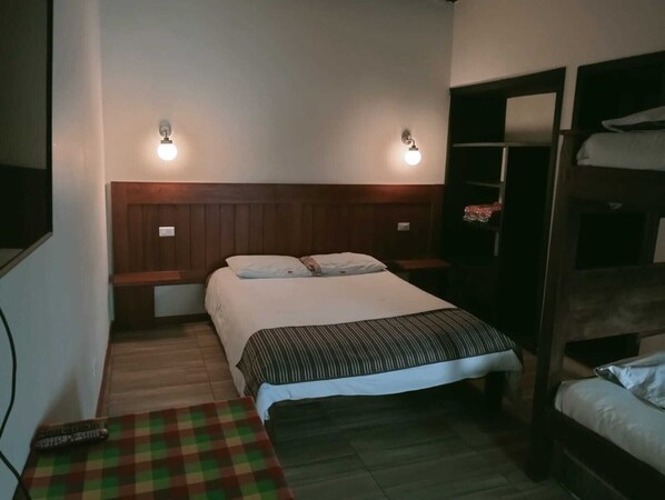 Double Room + Bunkbed Ensuite | Free WiFi, bed sheets - Villa Candelaria Hostel (Bogotá)
