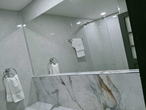 Double Room + Bunkbed Ensuite | Bathroom - Villa Candelaria Hostel (Bogotá)