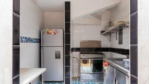 Kjøleskap på fellesområdet og mikrobølgeovn på fellesområdet