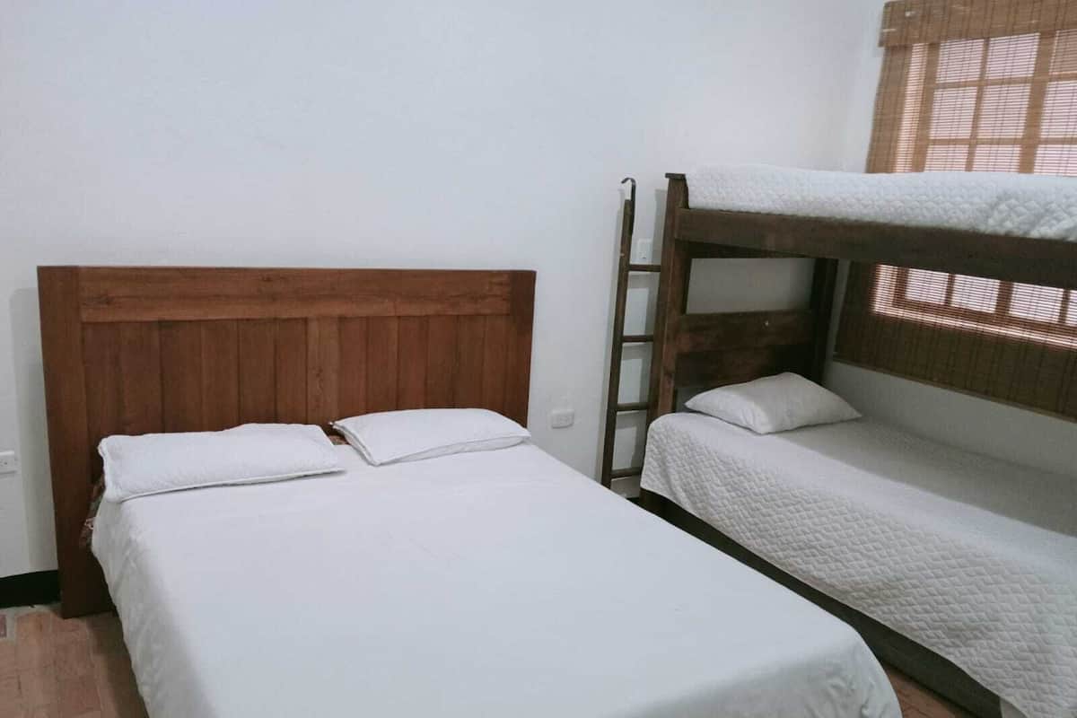 Double Room + Bunked Shared Bathroom | Wi-Fi gratis dan seprai linen