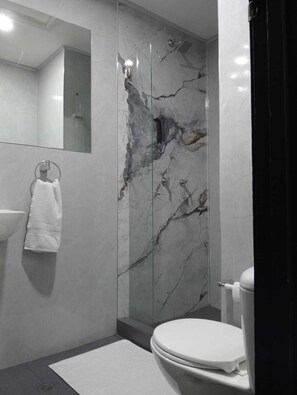 Double Room Ensuite | Bathroom - Villa Candelaria Hostel (Bogotá)