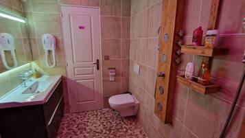 Deluxe Double Room | Bathroom | Shower, free toiletries, hair dryer, towels