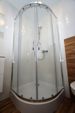 Luxury Apartment, 1 Bedroom, Non Smoking, City View | Bathroom shower - City Panorama Apartment (Szczecin)