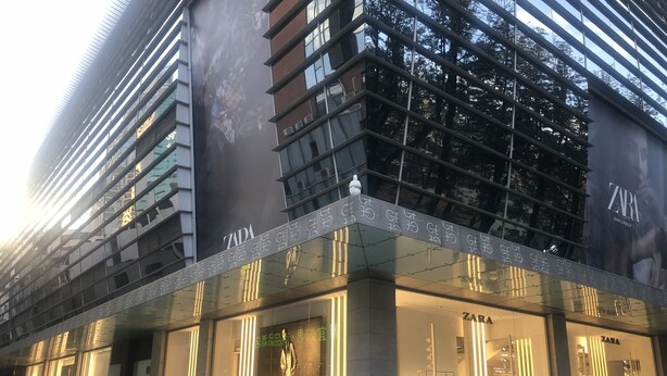 A Zara store with a modern glass facade and illuminated signage. - ibis Styles Kunming Nanping Hotel (Kunming)