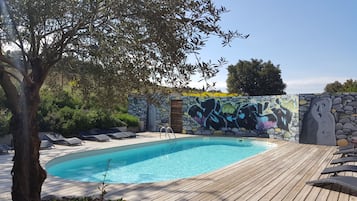 Una piscina al aire libre de temporada (de 08:30 a 19:00), tumbonas