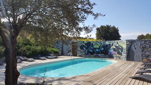 Sesongbasert utendørsbasseng og solsenger