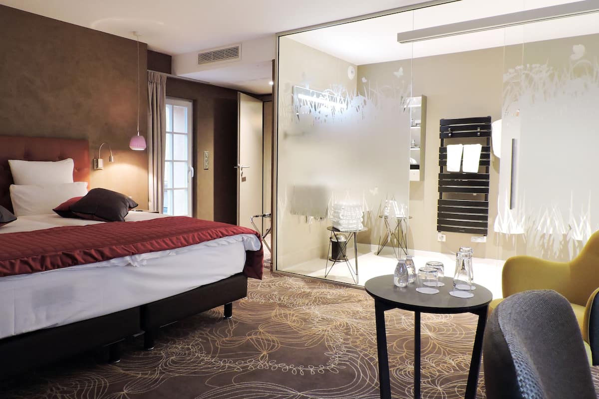 Premium bedding, minibar, in-room safe, desk
