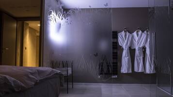 Shower, rainfall showerhead, free toiletries, hair dryer