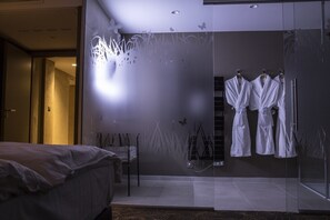 Douche, douche à « effet pluie », articles de toilette gratuits