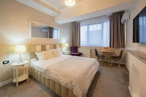 Standard Double Room, Partial Lake View | Peti besi dalam bilik, meja, seterika/papan seterika, Wi-fi percuma 