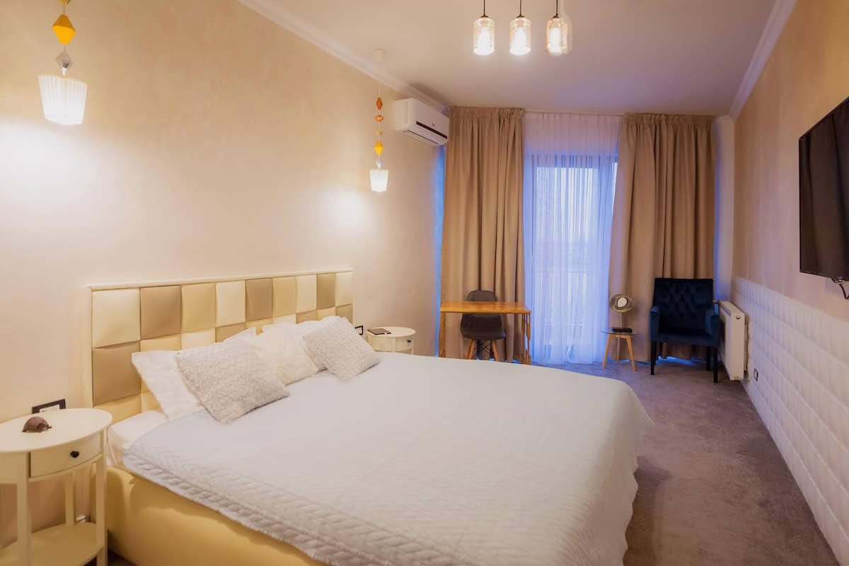 Deluxe Double Room, Balcony, Lake View | 1 bedroom, in-room safe, desk, iron/ironing board