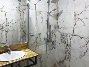 Deluxe Double Room, Balcony, Lake View | Bathroom | Shower, free toiletries, hair dryer, towels - Brater Luxury Boutique (Bucharest)