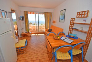 Appartement, 1 chambre | Repas dans la chambre