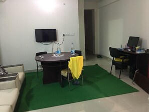 City Apartment, 1 Queen Bed, Kitchen, City View | Living area