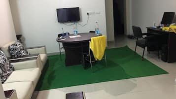 Apartament urbà, 1 llit de matrimoni, cuina, vistes a la ciutat | Sala d'estar | Televisor de pantalla plana i llar de foc