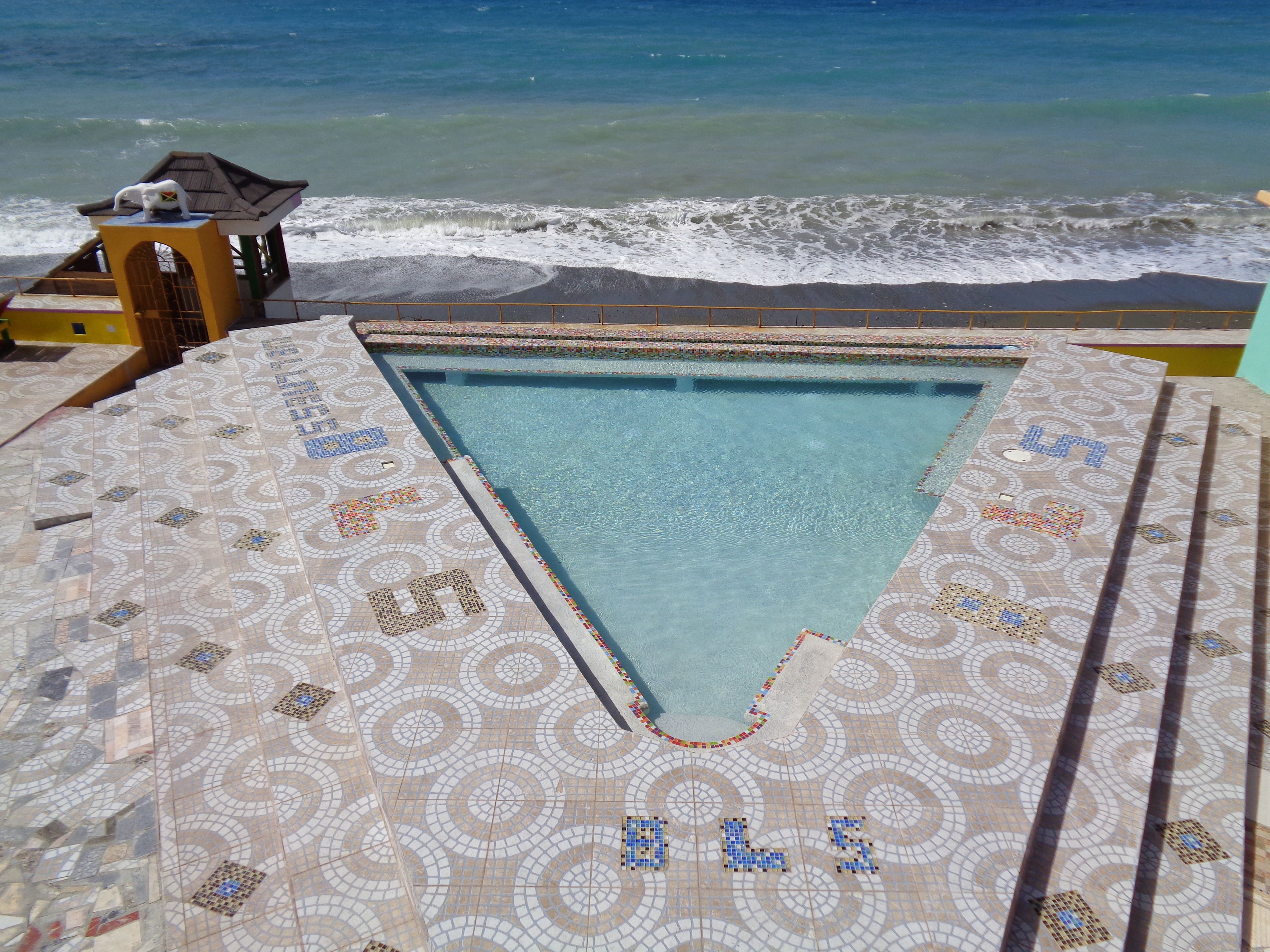 2 室外游泳池，日光浴躺椅