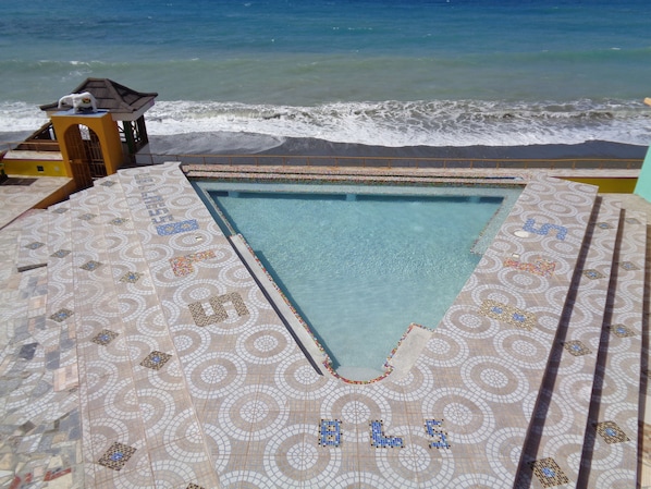 2 kolam renang outdoor, dengan kursi berjemur